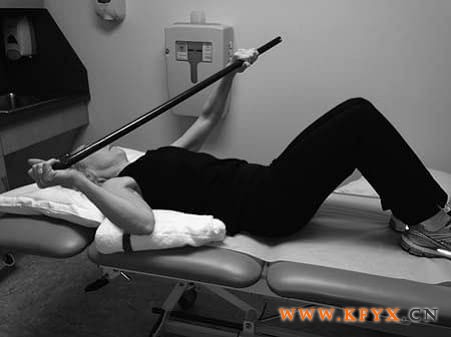 非患侧上肢主动辅助关节前屈活动训练